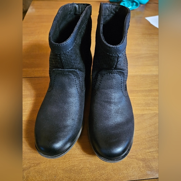 Boots - Picture 3 of 5